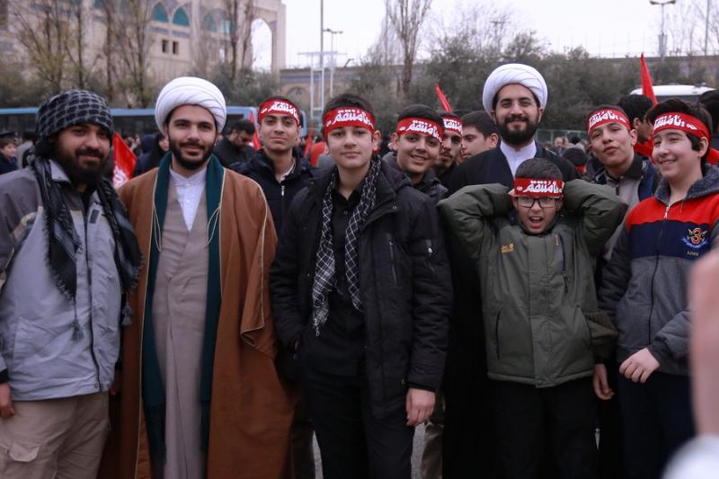 نوجوانان درنماز جمعه 27 دی ماه
